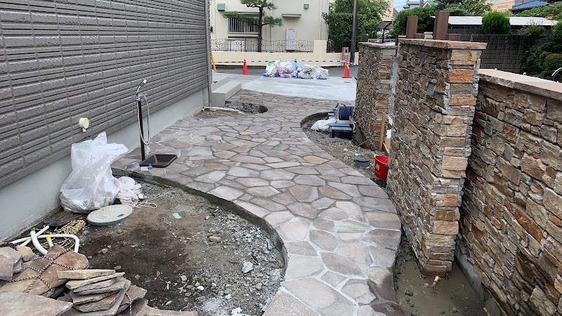 石張り庭園 施工中