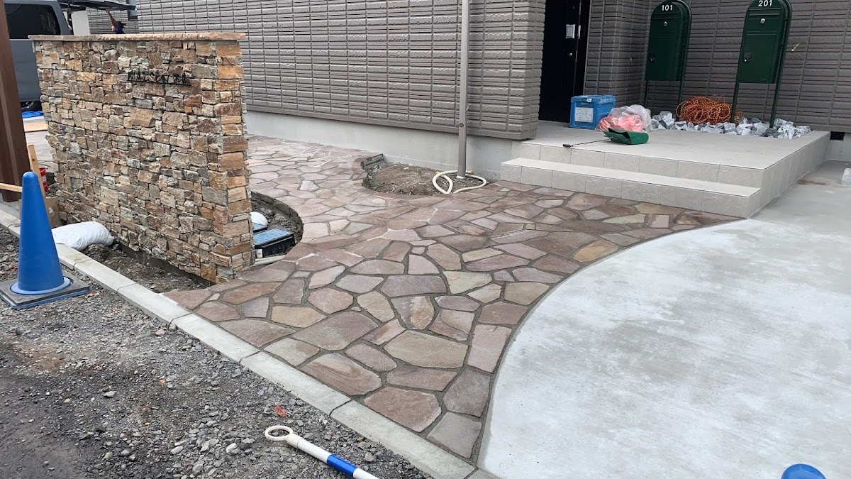 石張りアプローチ 施工中